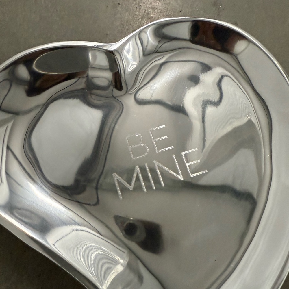 NWT and Box - Mariposa Aluminum Heart Shaped Engraved “Be Mine” Canapé 6” X 6”